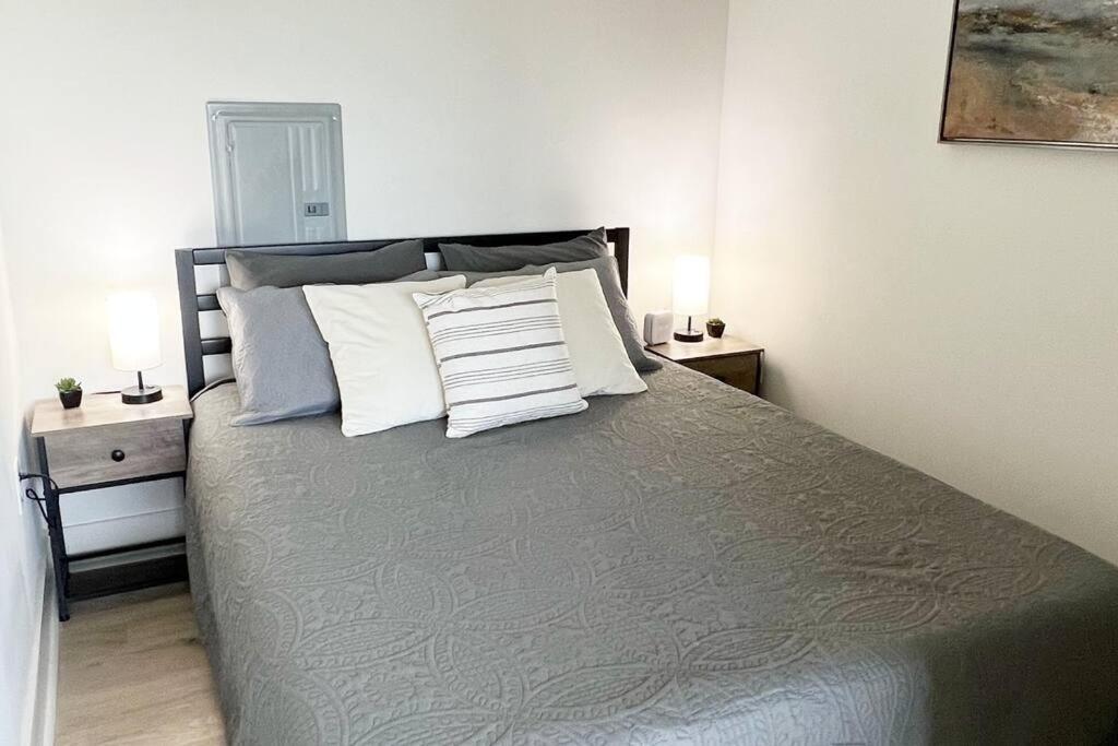 Studio Apartment, Queen Bed, Wifi, Kitchen, Washer & Dryer In Charlotte Buitenkant foto