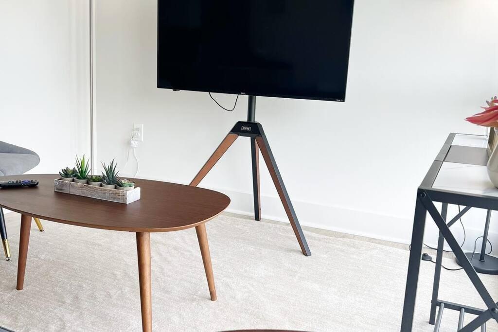 Studio Apartment, Queen Bed, Wifi, Kitchen, Washer & Dryer In Charlotte Buitenkant foto
