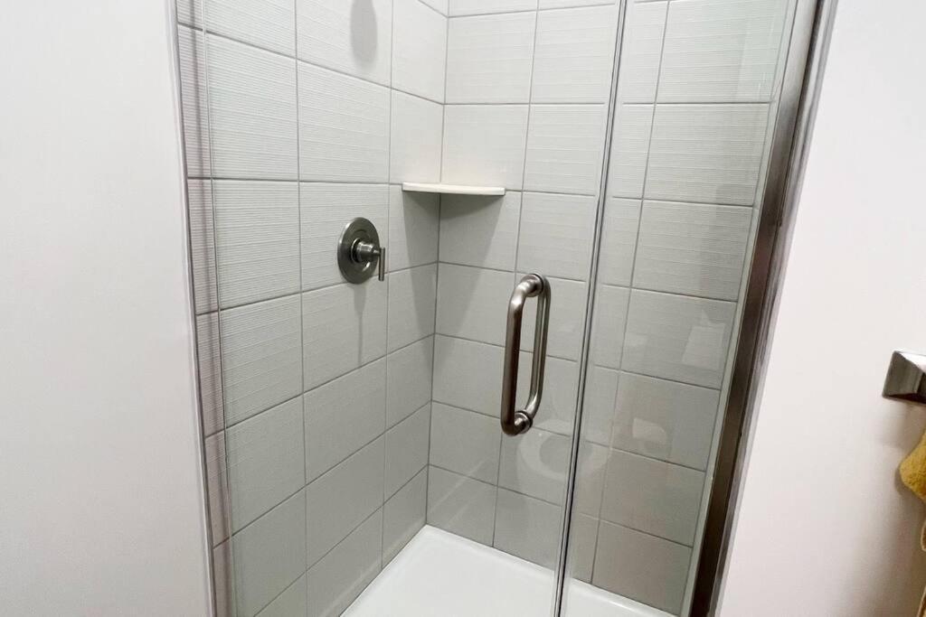 Studio Apartment, Queen Bed, Wifi, Kitchen, Washer & Dryer In Charlotte Buitenkant foto