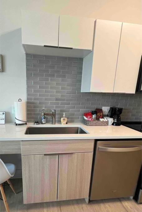 Studio Apartment, Queen Bed, Wifi, Kitchen, Washer & Dryer In Charlotte Buitenkant foto